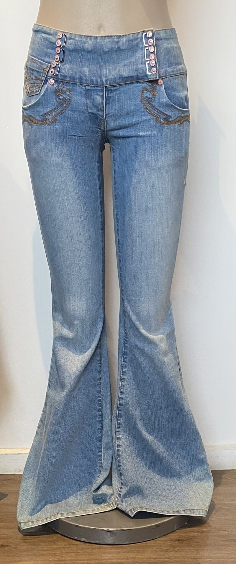 FP7304-FLARE DENIM WITH DETAILS ON THE FRONT