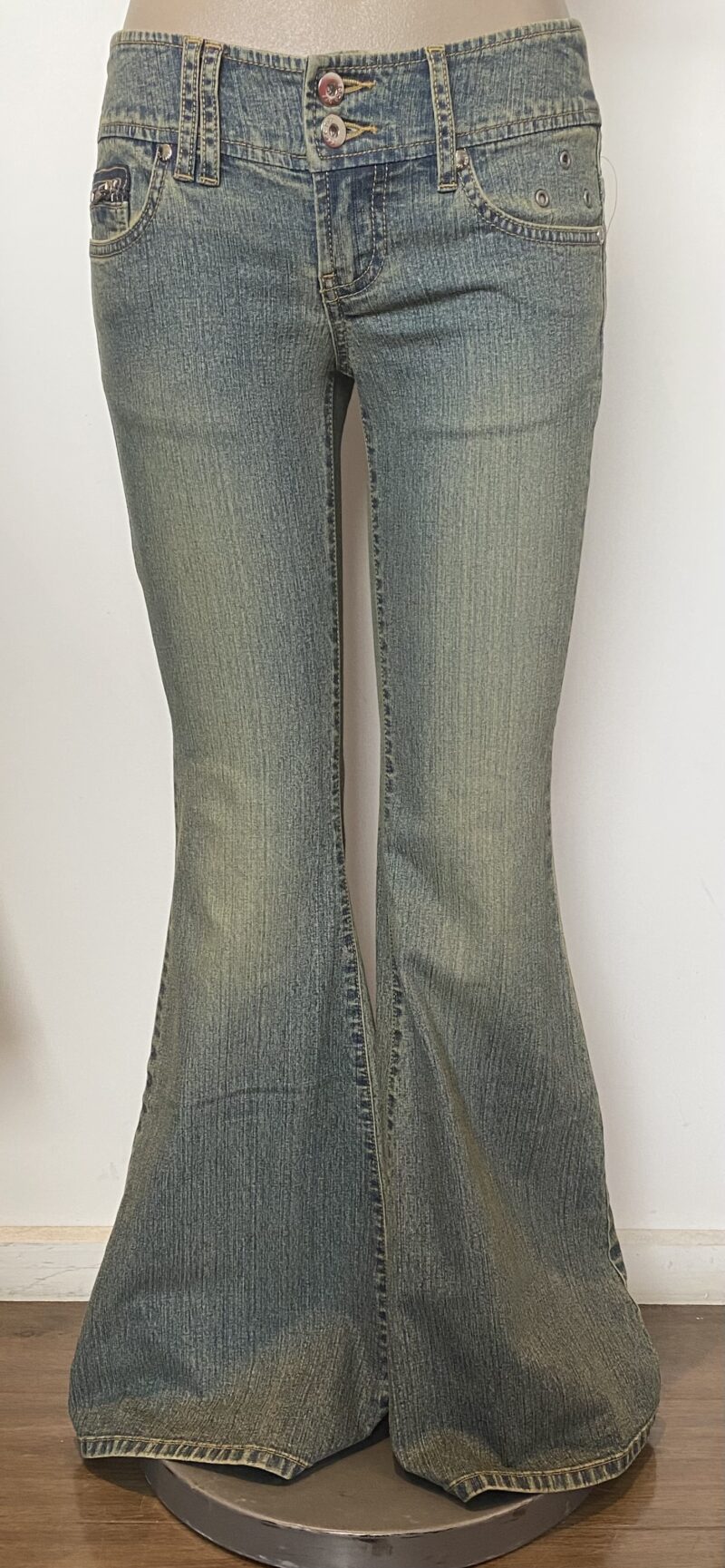 FP7522-EYELET DETAILS POCKETS FLARE DENIM PANTS