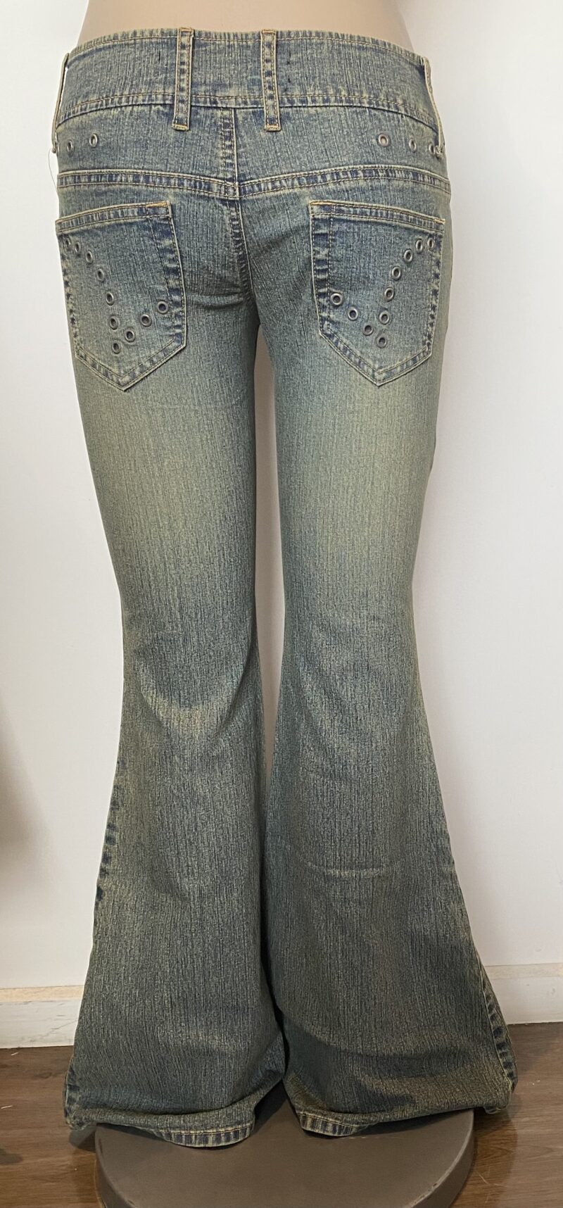 FP7522-EYELET DETAILS POCKETS FLARE DENIM PANTS - Image 2